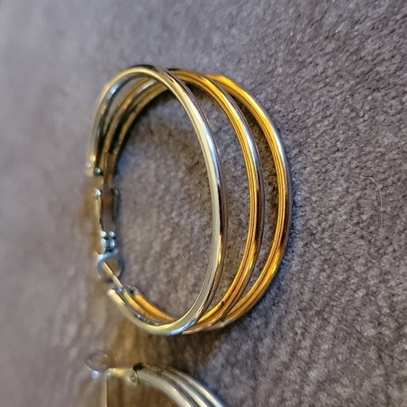 3/$30 VTG Extra Large Three Hoop Huggie Earrings - Picture 2 of 6